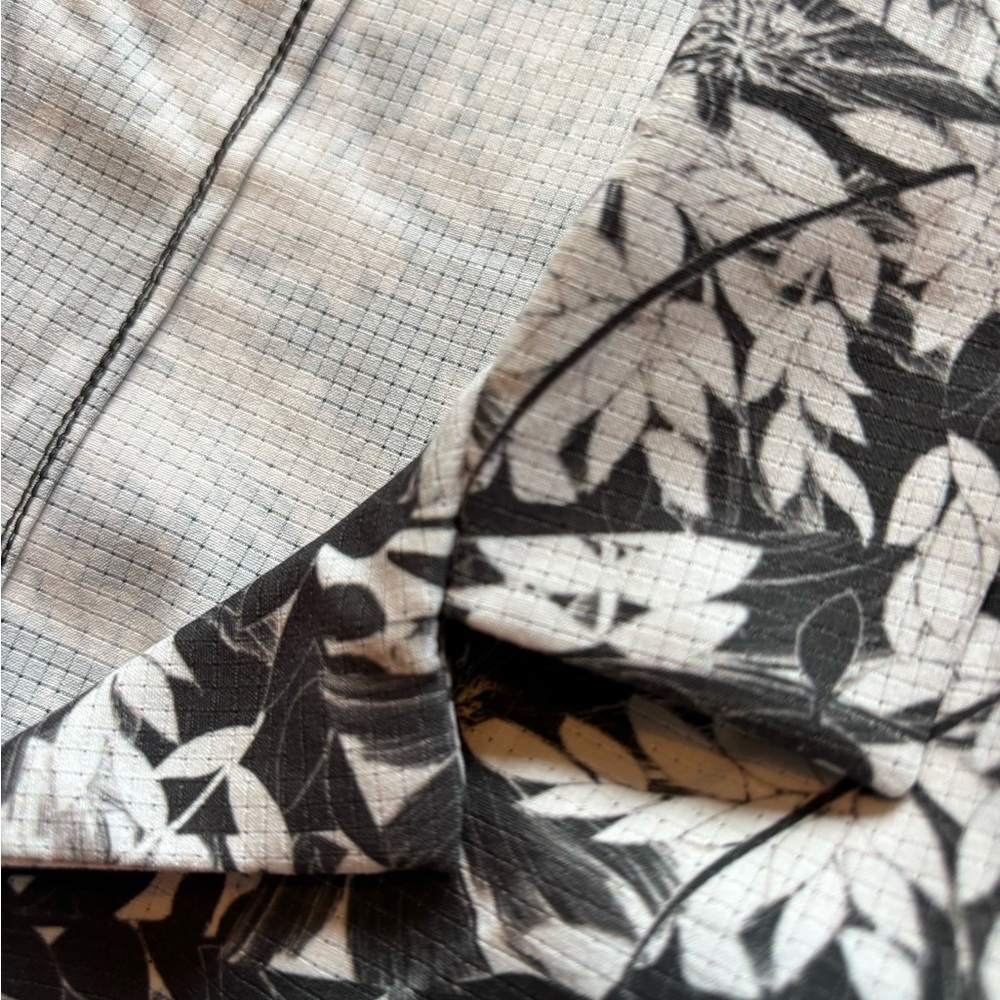 Lululemon Men’s Black & White Tropical Button-Up Shirt - Picture 5 of 6